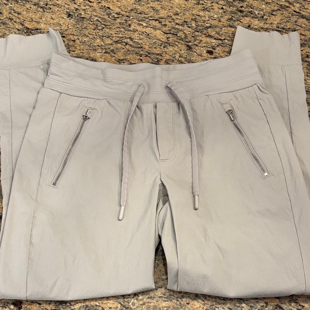 Athleta Gray SoHo Style Joggers Size 4 Zip Pocket Lightweight City Pants